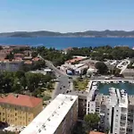 New Modern Near Old Town - Private Parking
