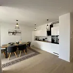 New Modern Near Old Town - Private Parking Διαμέρισμα *
