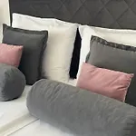 New Modern Near Old Town - Private Parking *