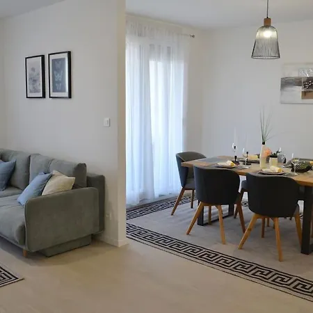 New Modern Near Old Town - Private Parking Апартаменты