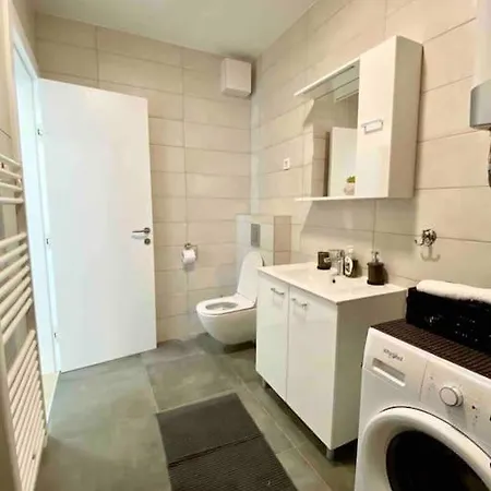 New Modern Near Old Town - Private Parking *