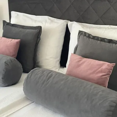 New Modern Near Old Town - Private Parking *