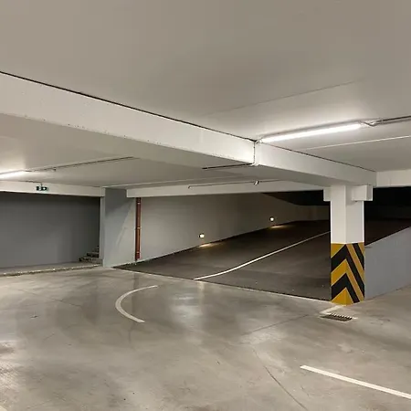 New Modern Near Old Town - Private Parking Апартаменты *