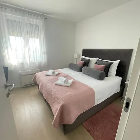 Апартаменты New Modern Near Old Town - Private Parking