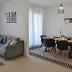 New Modern Near Old Town - Private Parking Lejlighed