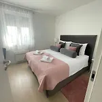 Lejlighed New Modern Near Old Town - Private Parking