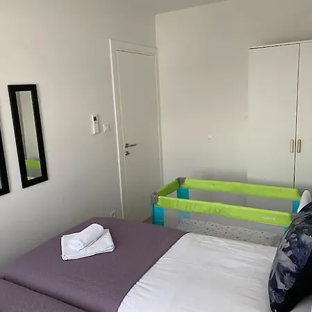 New Modern Near Old Town - Private Parking Daire