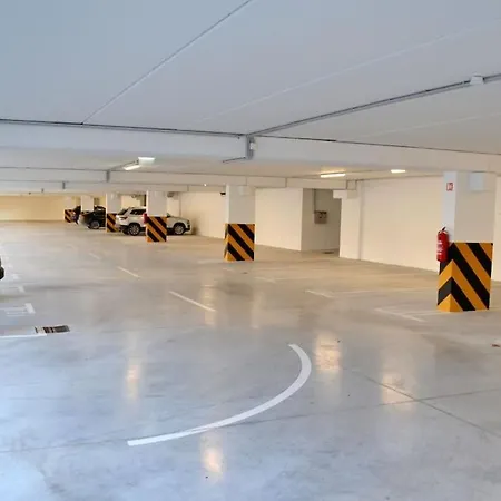 New Modern Near Old Town - Private Parking Apartment