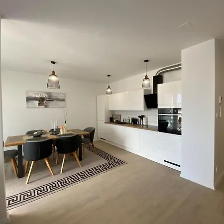 New Modern Near Old Town - Private Parking Apartamento *