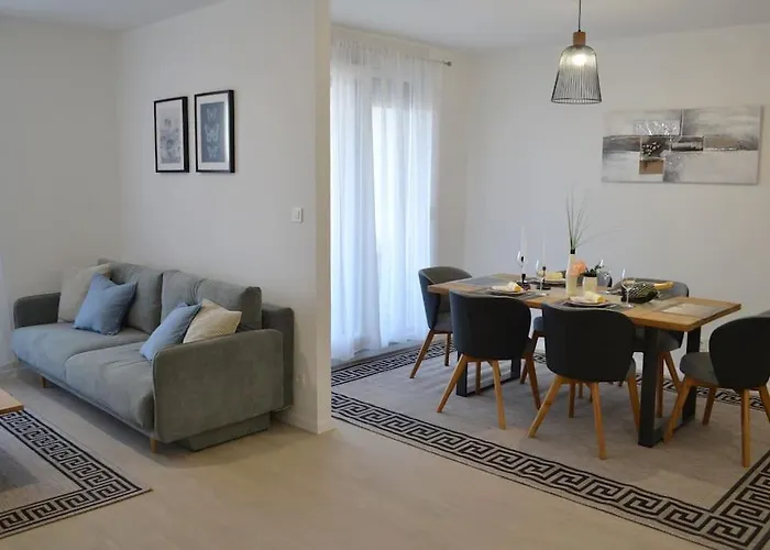 New Modern Near Old Town - Private Parking アパート