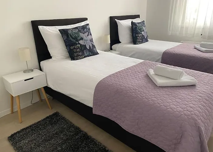 New Modern Near Old Town - Private Parking アパート